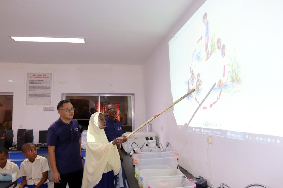 血吸蟲病健康教育講座。施亮攝