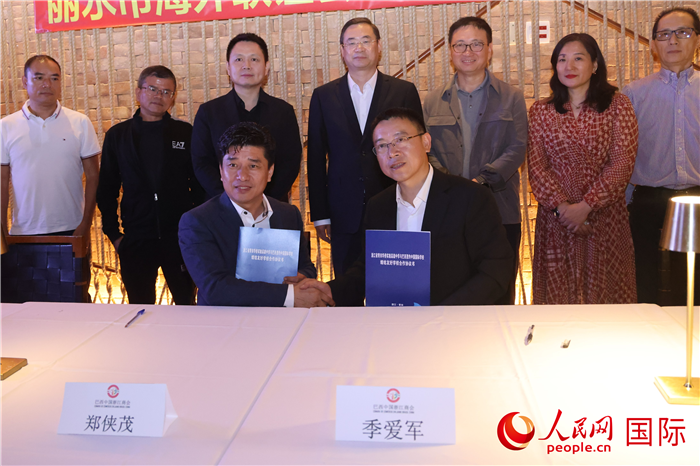浙江省青田華僑實驗高級中學(xué)與巴西里約中國國際學(xué)校在座談會上締結(jié)為友好學(xué)校，青田縣人民政府僑務(wù)辦公室主任季愛軍和擔(dān)任巴西里約中國國際學(xué)校董事長的鄭俠茂作為代表簽署協(xié)議。 人民網(wǎng)記者 時元皓攝