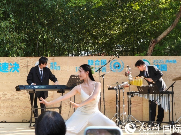 《舞，自然》舞蹈表演。人民網(wǎng)記者 李明攝