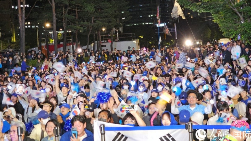 當?shù)貢r間4日凌晨，李在明支持者們聚集在國會前等待計票結果。人民網(wǎng) 柳美鉉攝