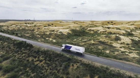 主線科技智能卡車行駛在路上。