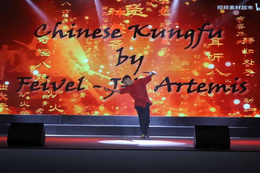 恩星學(xué)校中學(xué)部學(xué)生表演武術(shù)。哈山努丁大學(xué)孔子學(xué)院供圖